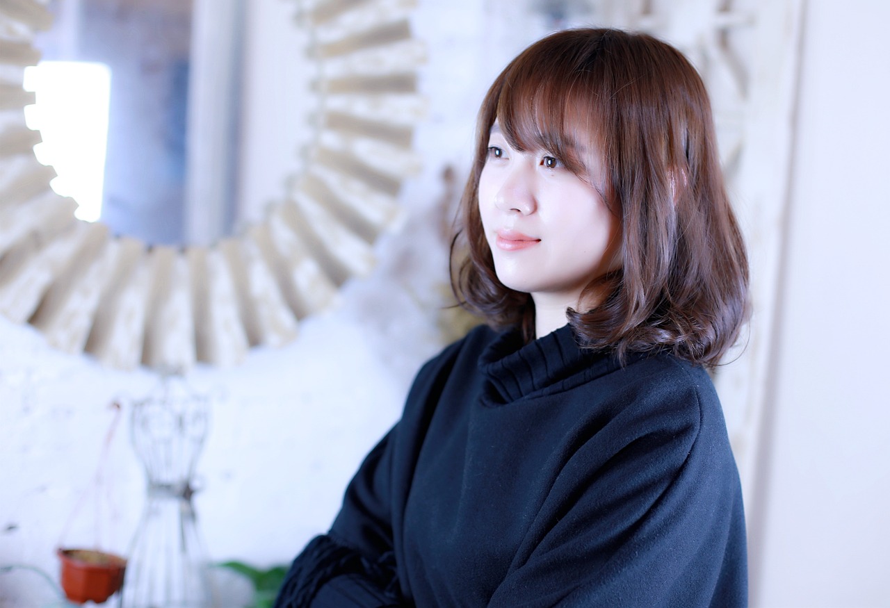 最新女性中长发发型展示，时尚魅力与多变风格的完美融合