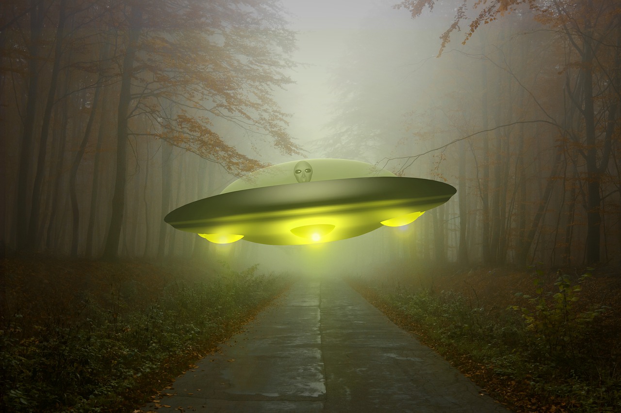 最新UFO视频曝光，外星生命迹象再度显现？神秘现象引发关注热议。