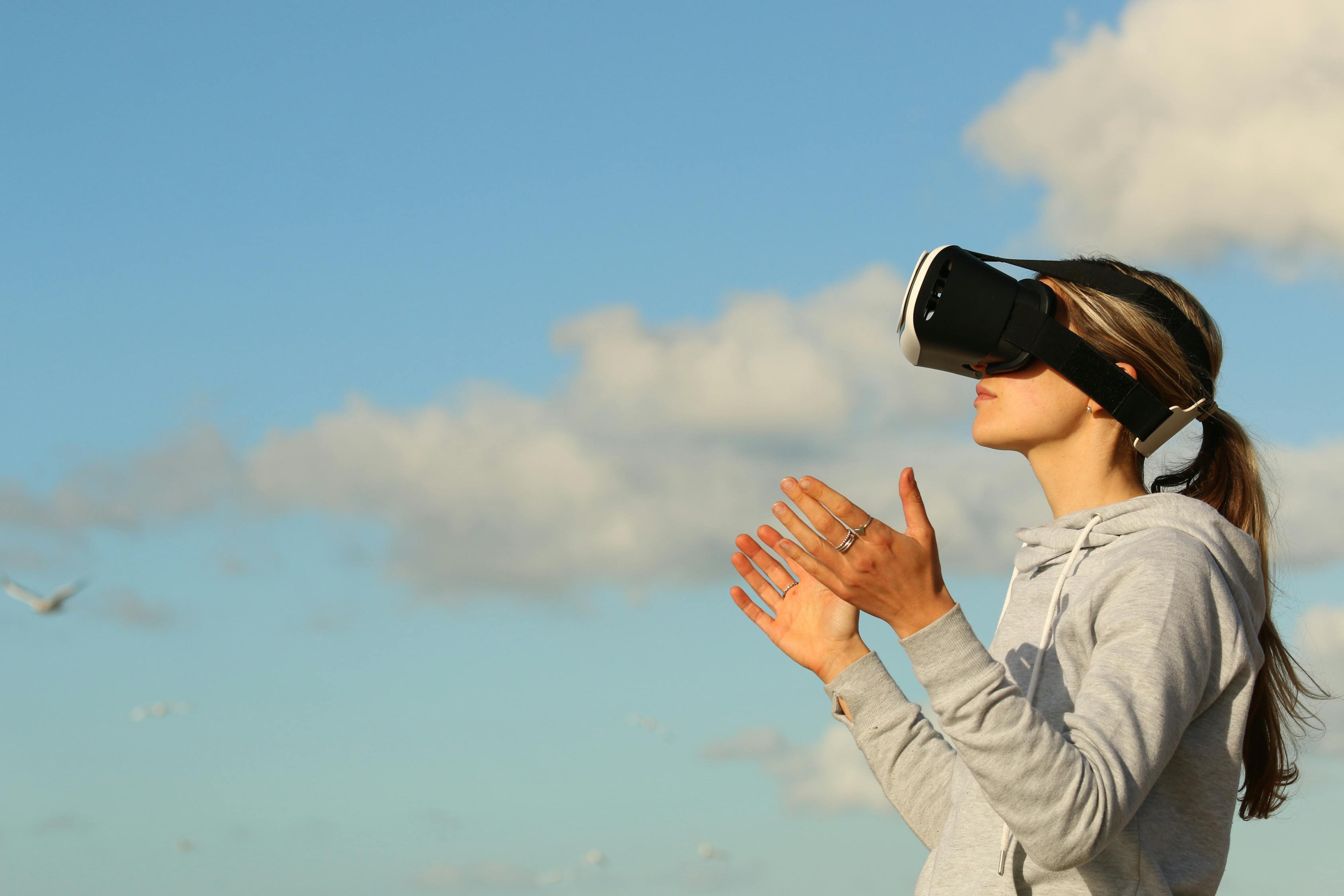 最新VR设备引领革新，重塑虚拟现实世界体验